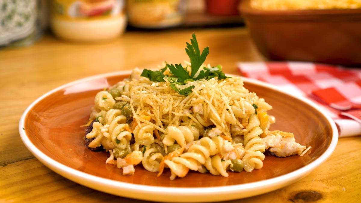 Salpicão de macarrão na travessa