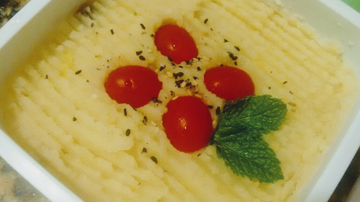 Escondidinho vegano de batata recheado com cogumelos e repolho