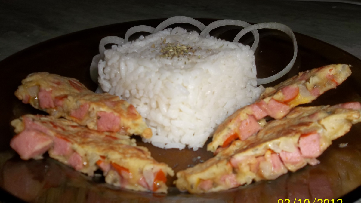 Omelete com salsicha e cebola