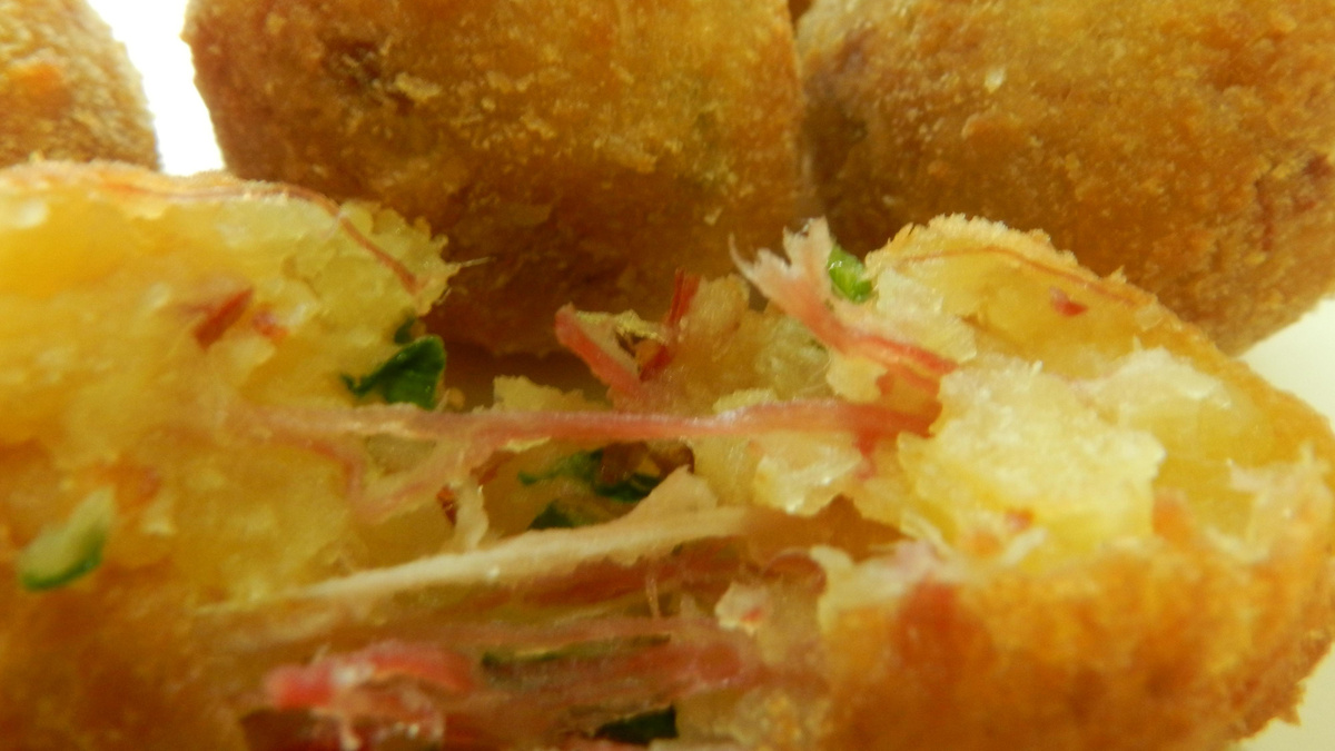 Bolinha de mandioca e carne seca