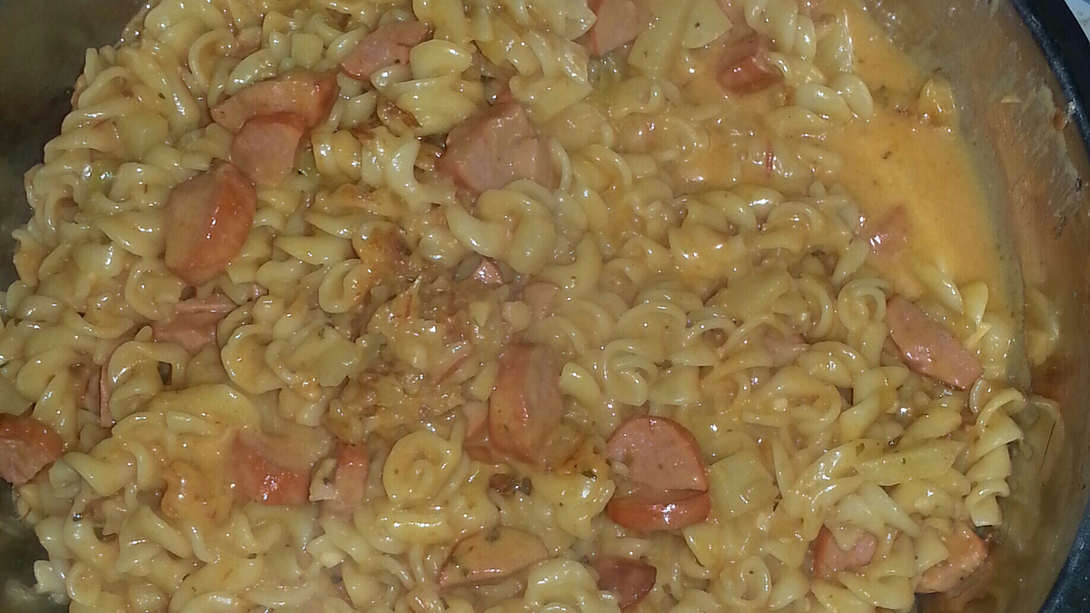 Macarrão com salsicha na panela de pressão