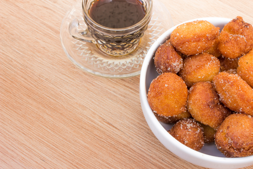 Bolinho de chuva de cenoura com calda de chocolate