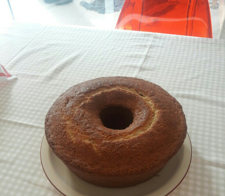 Bolo simples de coco com cobertura de chocolate (muito fácil)
