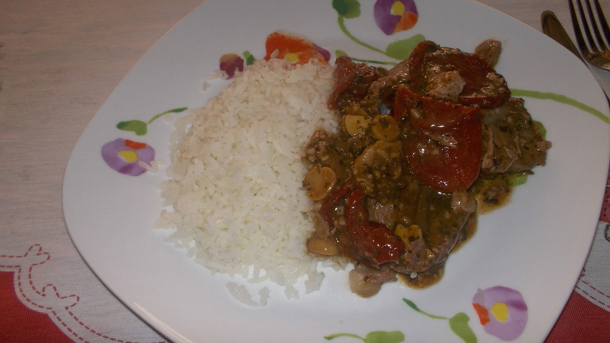 Lombo ao molho de champignon e tomate seco
