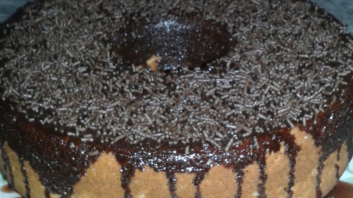 Bolo de laranja com cobertura de chocolate