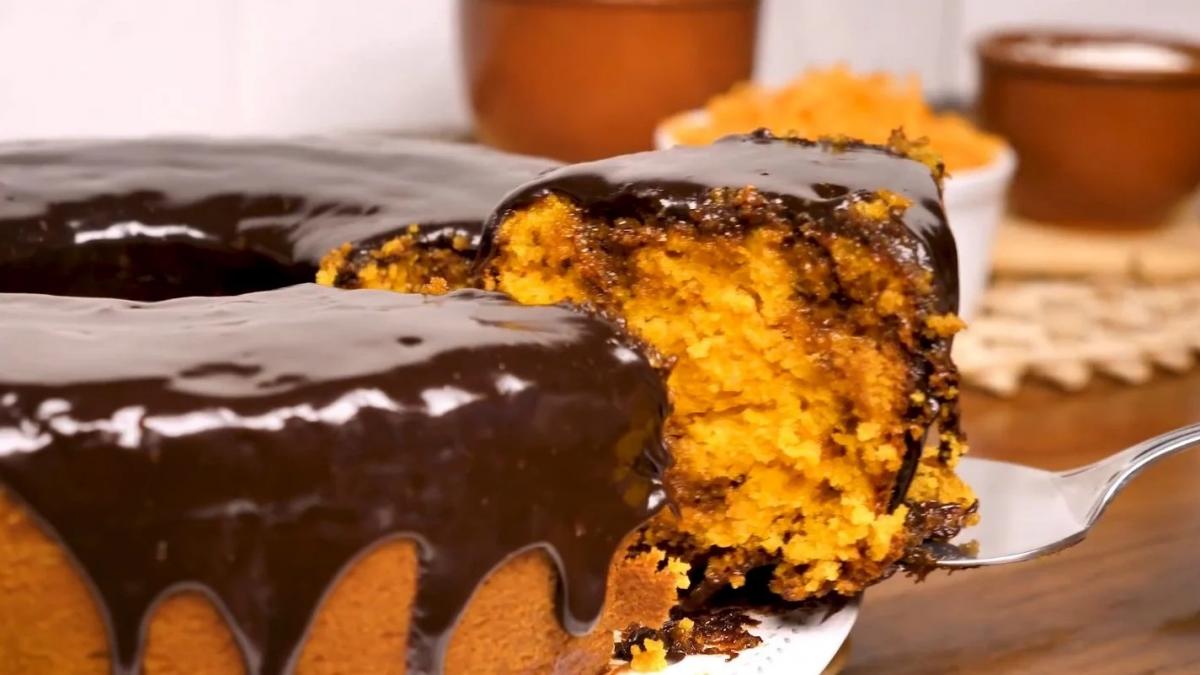 Bolo de cenoura com raspas de chocolate