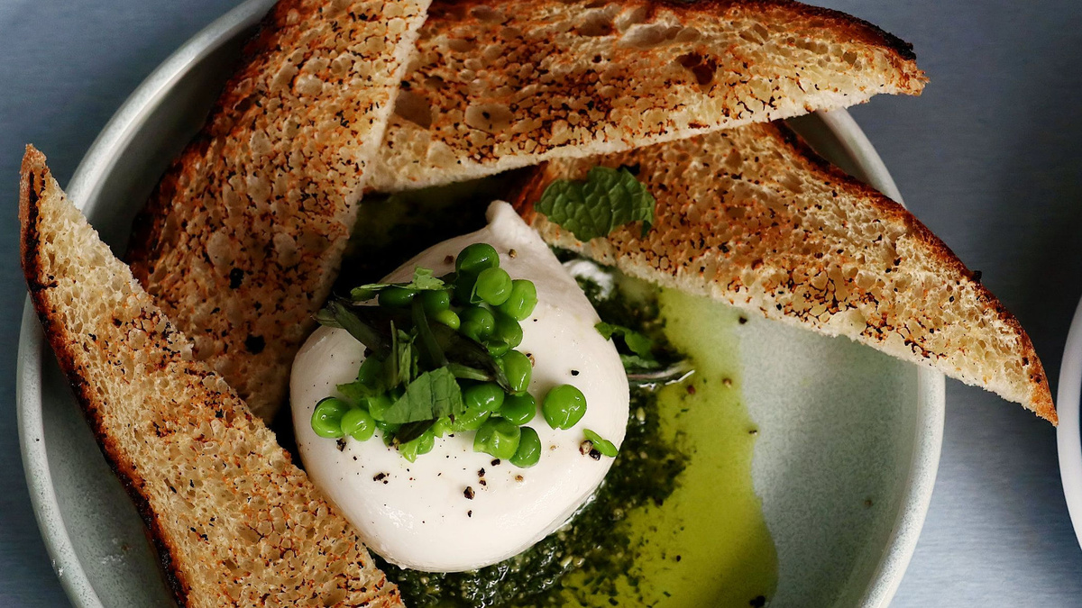 Burrata com molho pesto