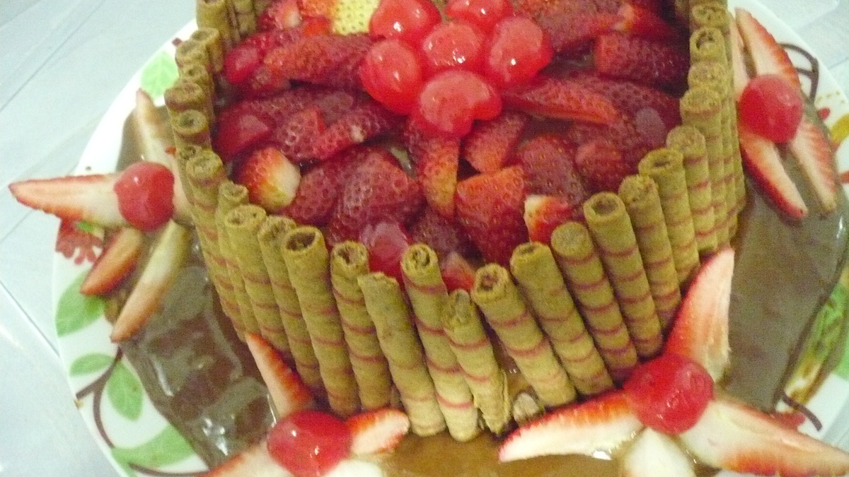 Bolo chocolate com morango fácil