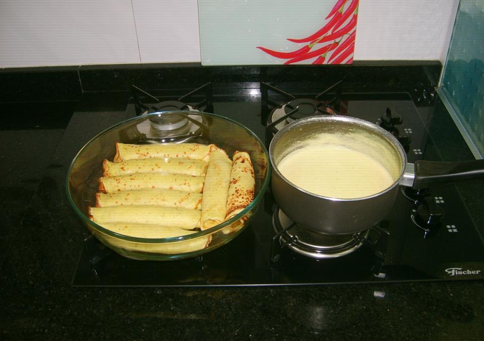 Panqueca de presunto e queijo ao molho branco