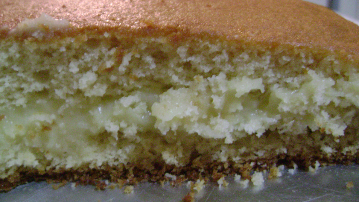 Bolo gelado de coco com abacaxi