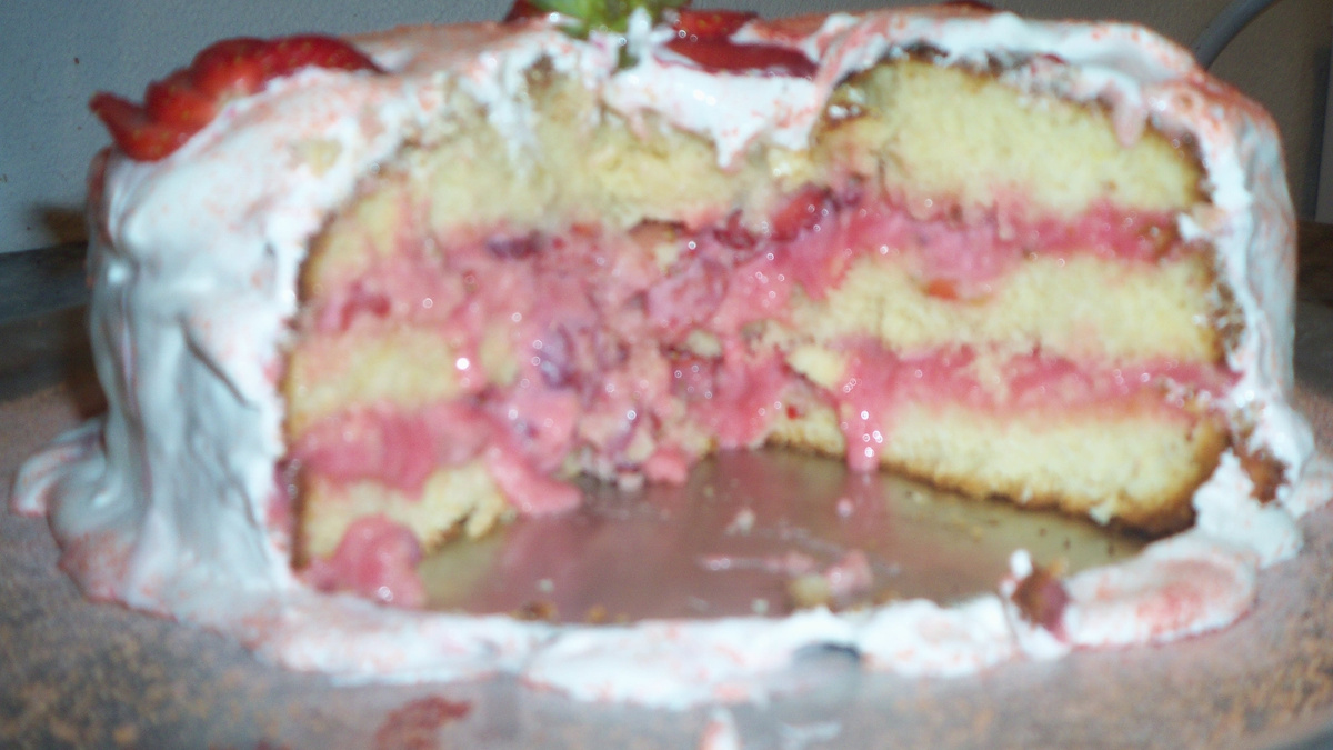 Bolo de morango e marshmallow