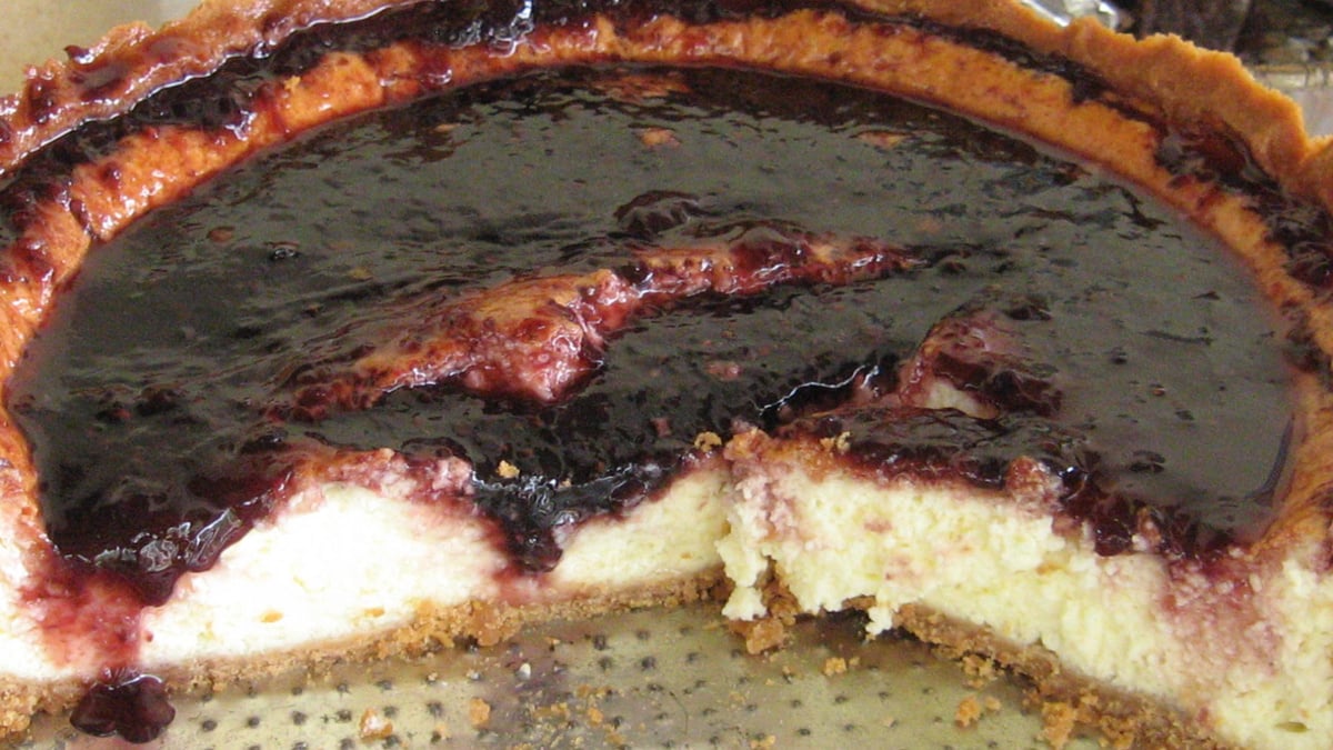 Cheesecake com geleia de amora e licor de uva