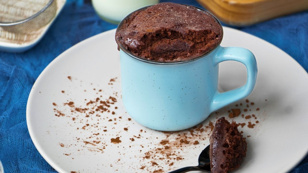Bolo de caneca de chocolate fofinho sem solar pronto em 2 minutos