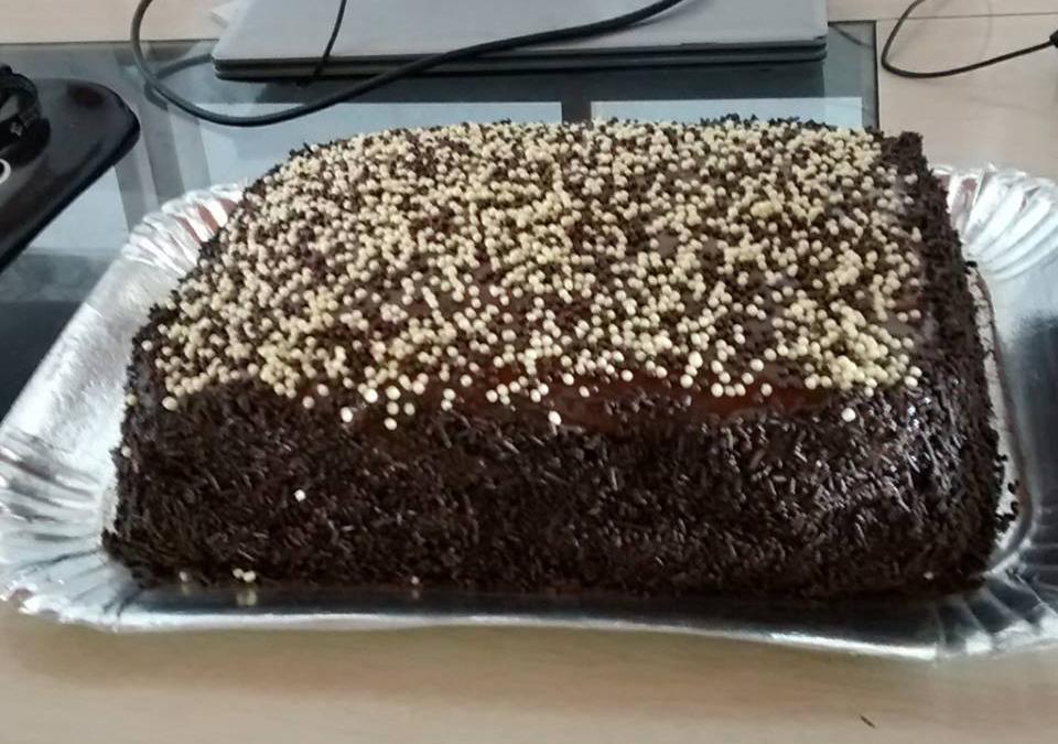 BOLO DE ANIVERSÁRIO CASEIRO DE CHOCOLATE BRIGADEIRO