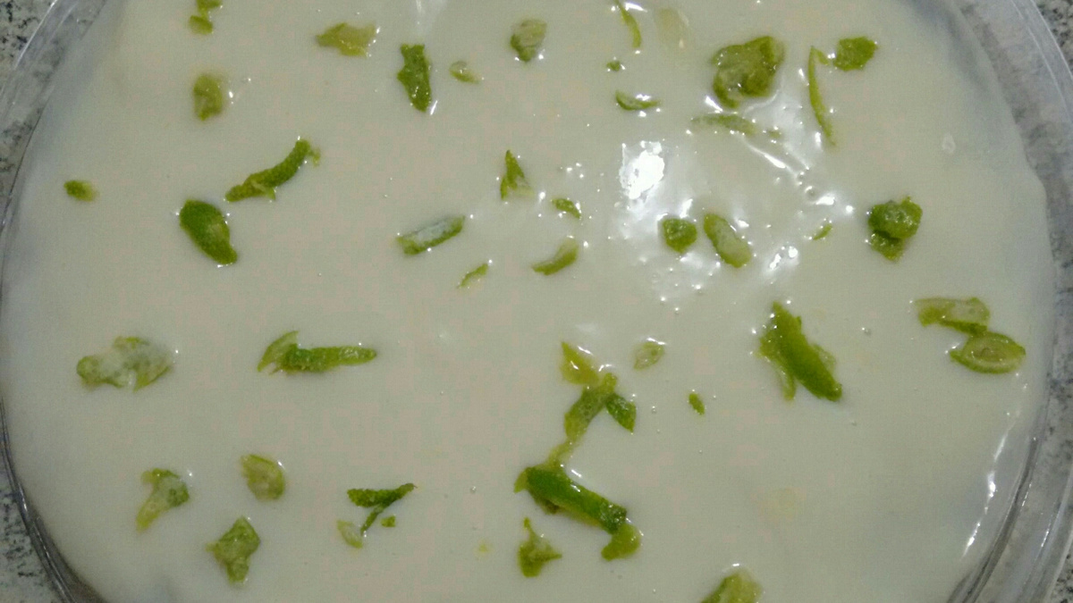 Bolo de abacaxi com cobertura de limão