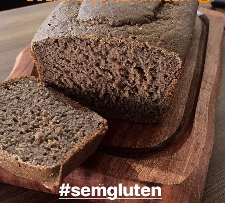 Bolo de alfarroba e biomassa de banana verde
