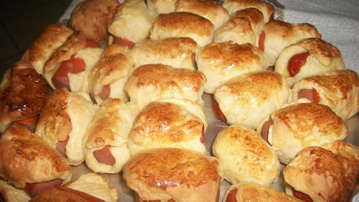 Cachorro-quente assado com massa de pão (hot dog sírio) ou
