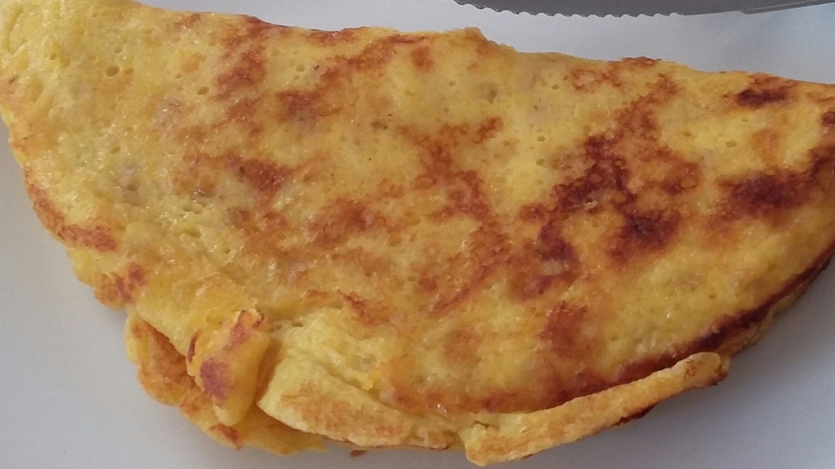 Omelete com banana e queijo