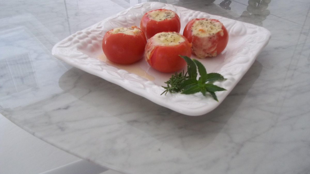 Tomates recheados com legumes