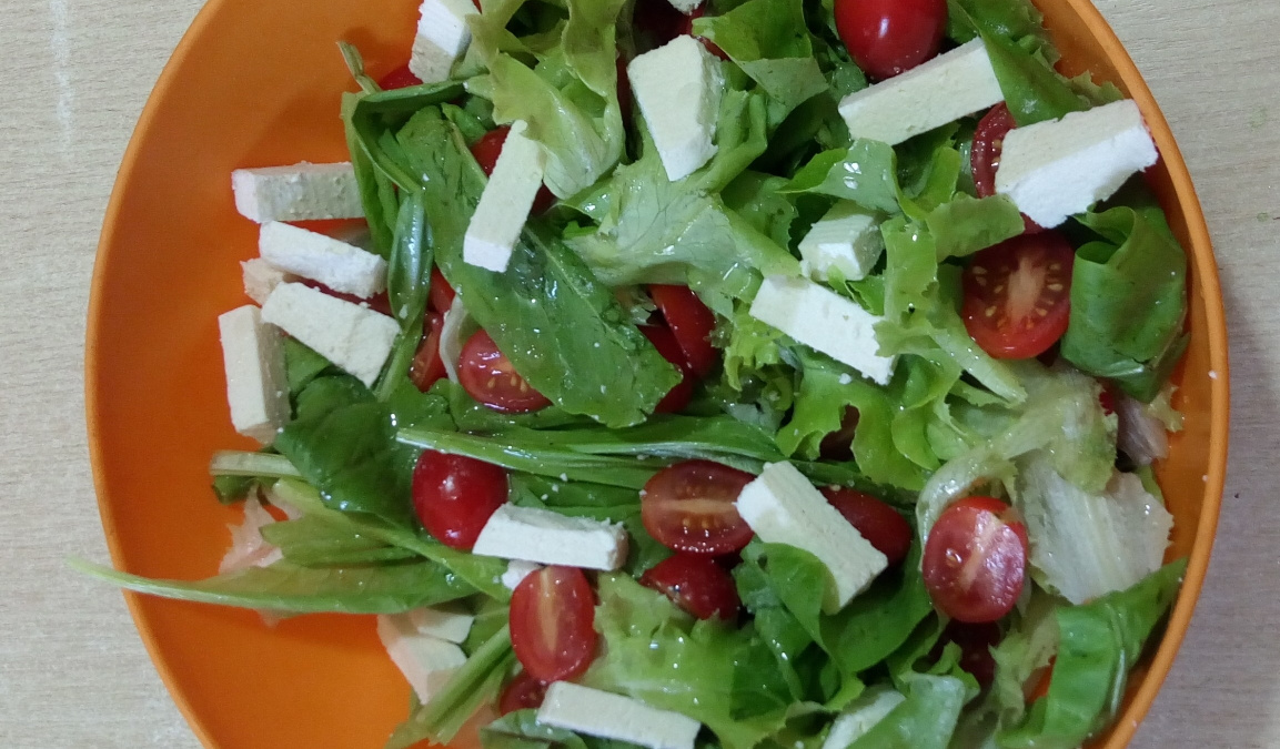 Salada de tomate cereja com queijo e maçã (light)