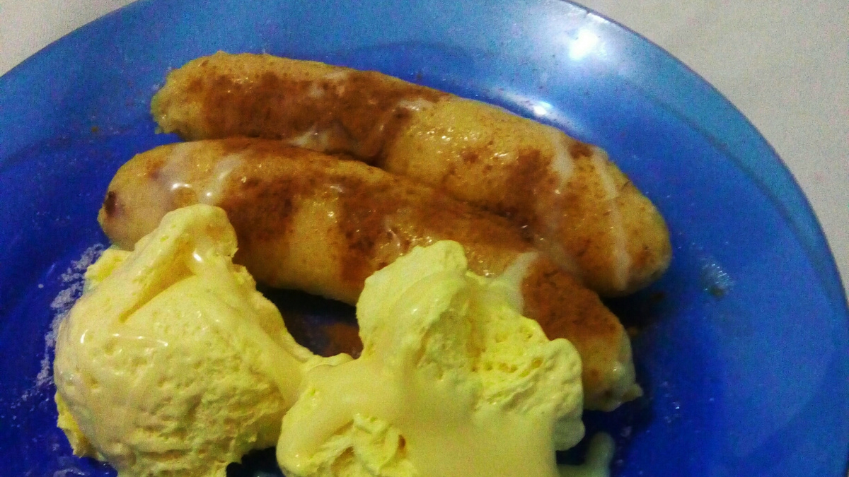 Banana assada com sorvete e canela