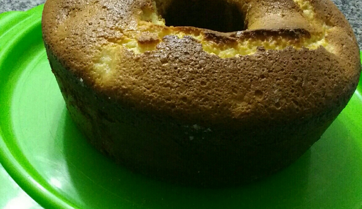 Bolo de abacaxi com coco