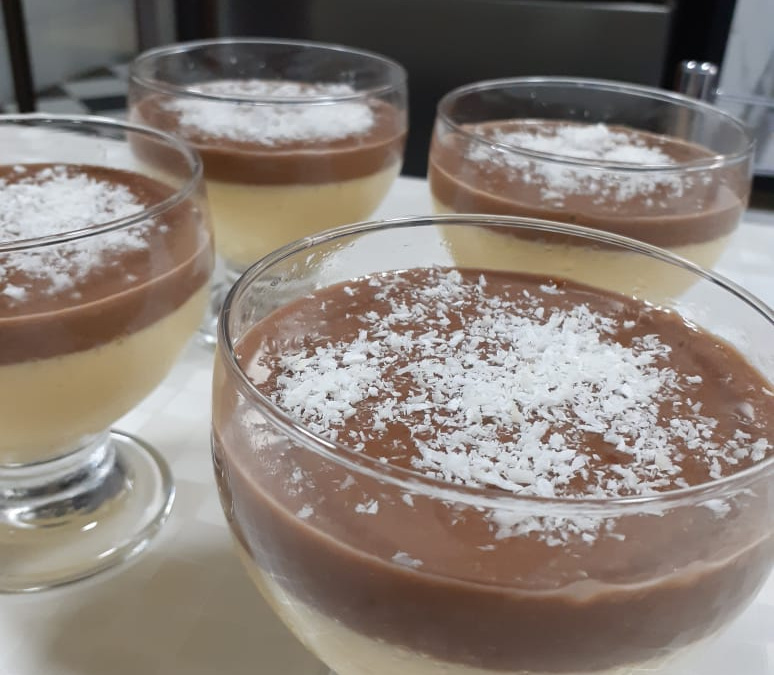 Mousse de maracujá com cobertura de chocolate