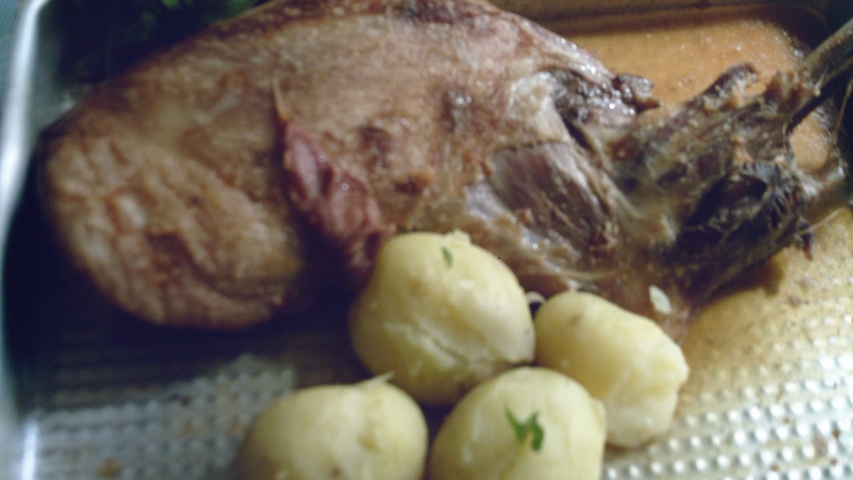 Pernil de ovelha com batata doré