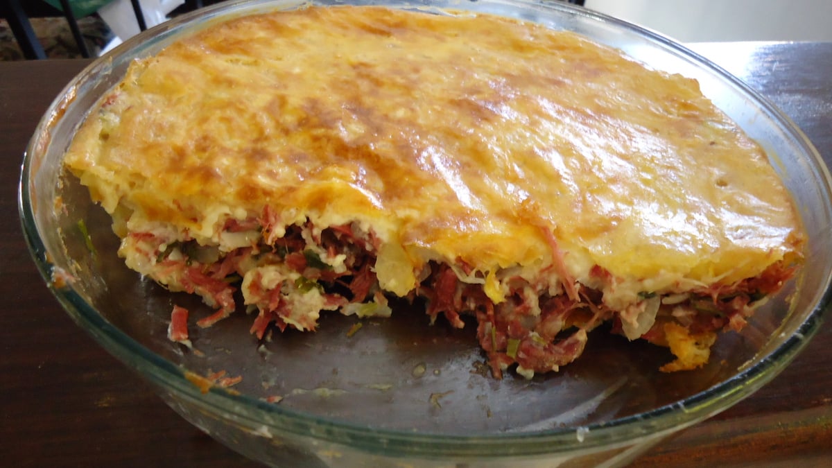 Escondidinho de carne seca com mandioca