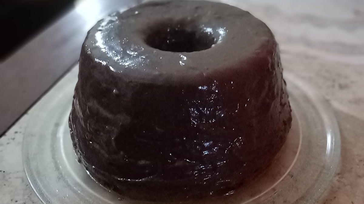 Cobertura simples de chocolate para bolo
