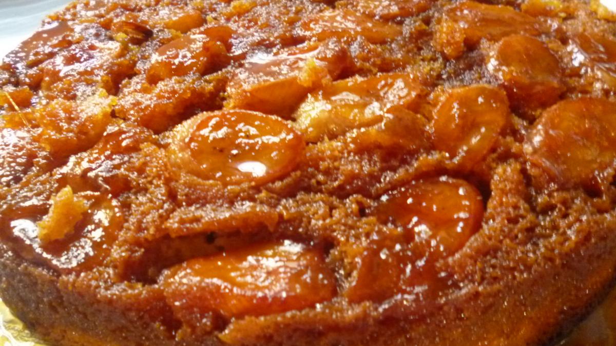 Saiba como fazer bolo de banana caramelizada