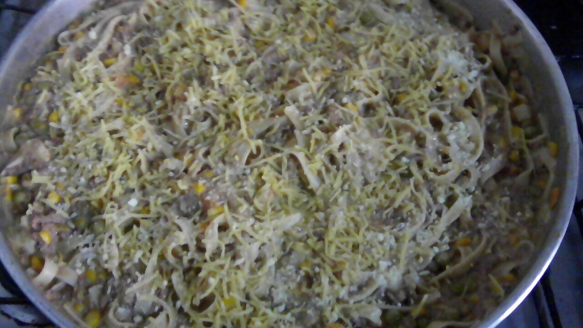 Macarronada de carne moída com creme de queijo