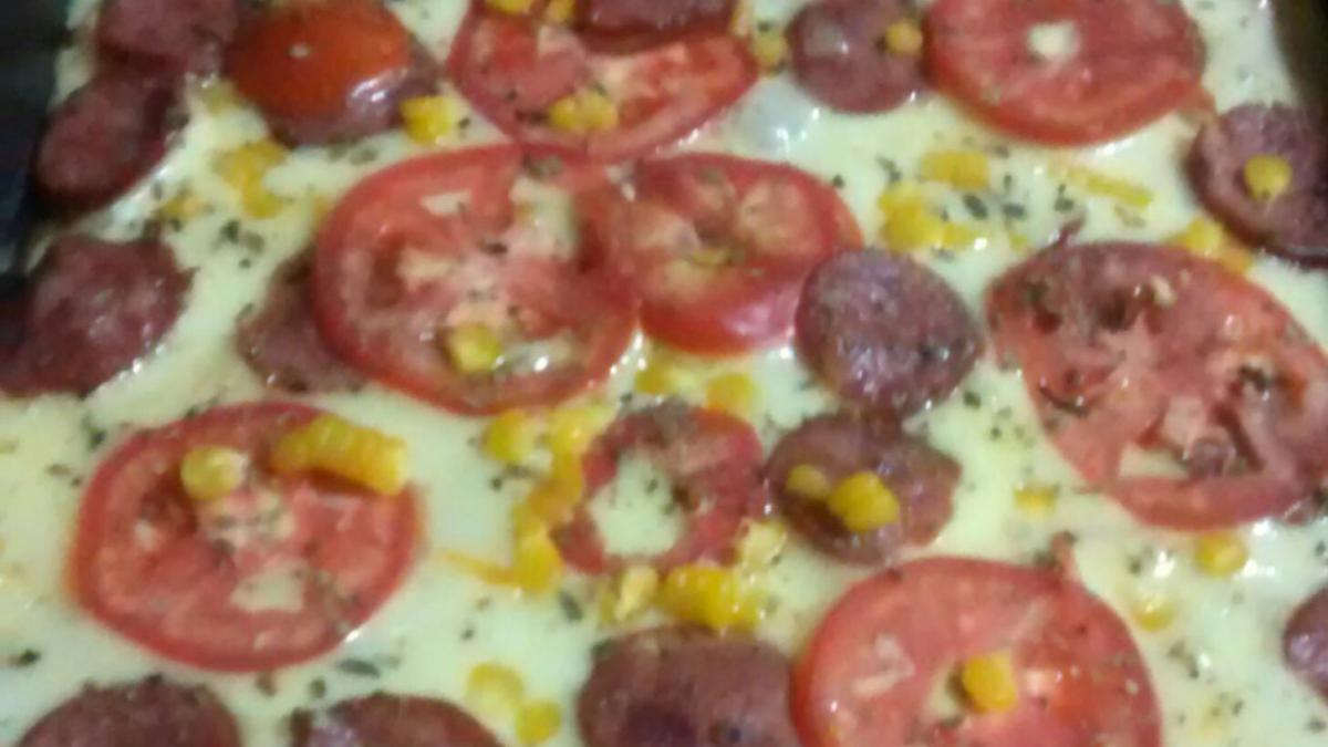 PIZZA CASEIRA DE LINGUIÇA TOSCANA, MILHO, AZEITONAS E REQUEIJÃO DO MIS