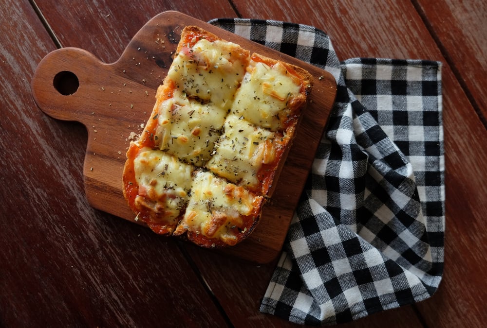 Pizza de tabuleiro com pão de forma
