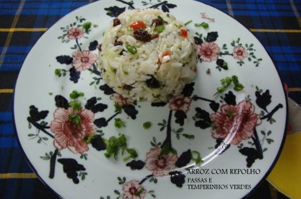 Arroz com repolho, passas e temperinhos verdes