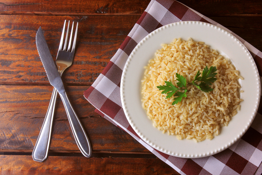 Arroz integral na panela de pressão