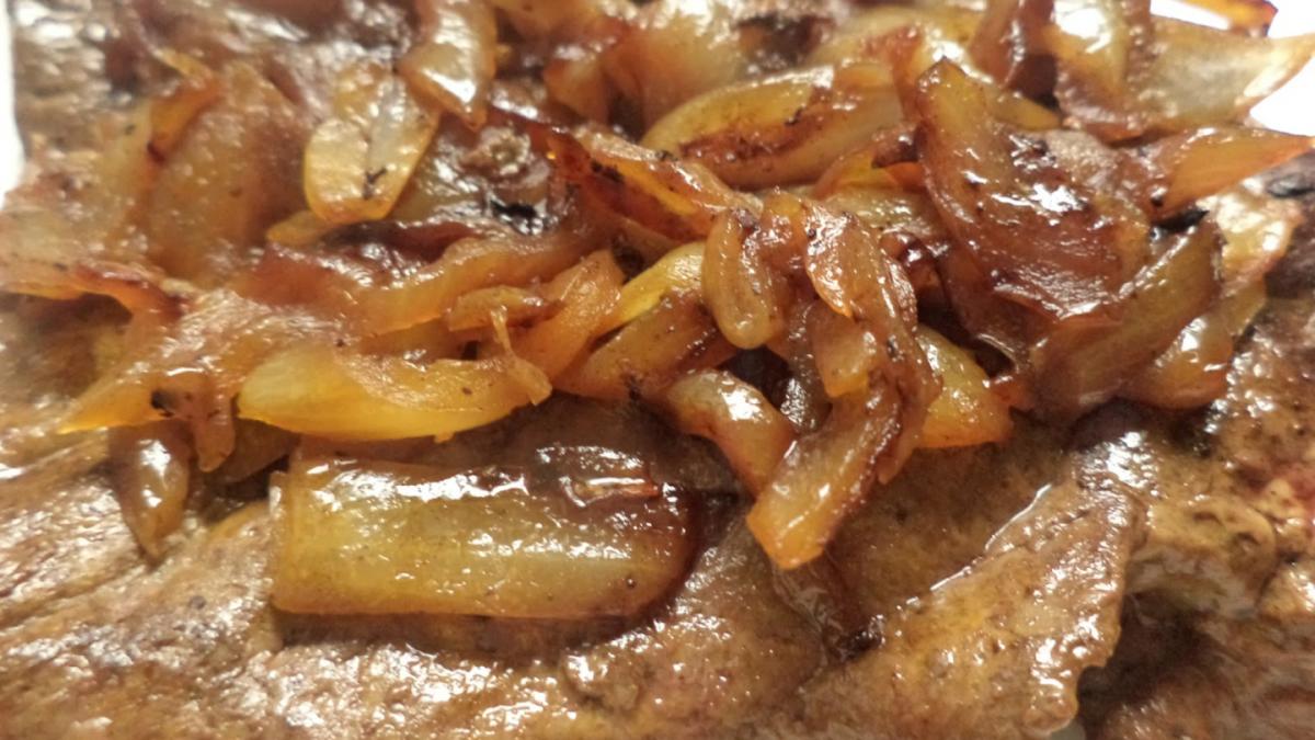 Bife de Fígado com cebolas Caramelizadas Receita por Marco Demiquel -  Cookpad