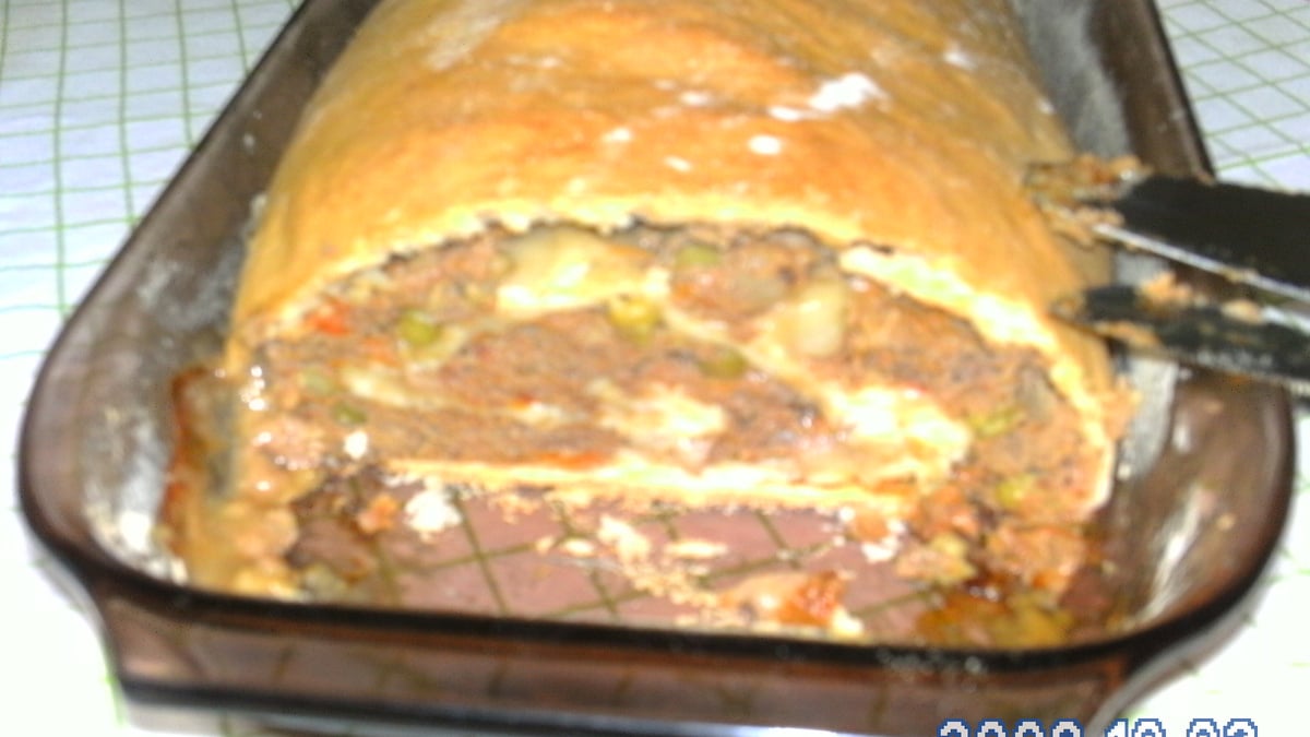 Rocambole de carne moída com massa de pão caseiro