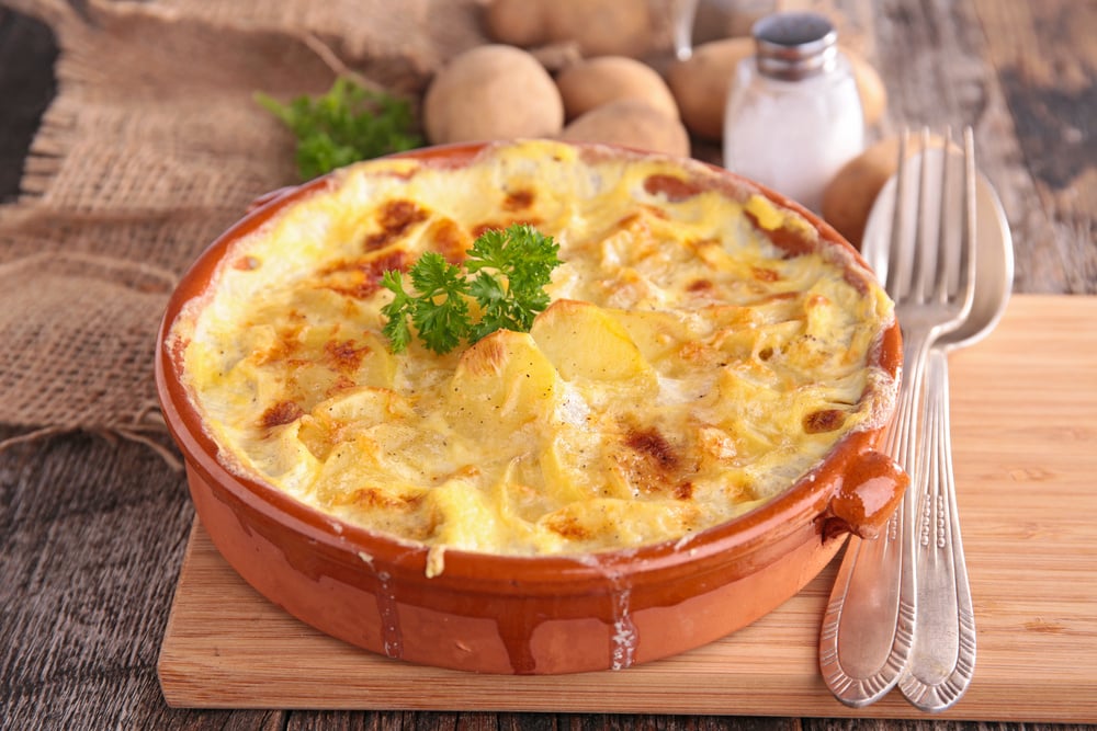 Gratinado de batata com presunto e queijo
