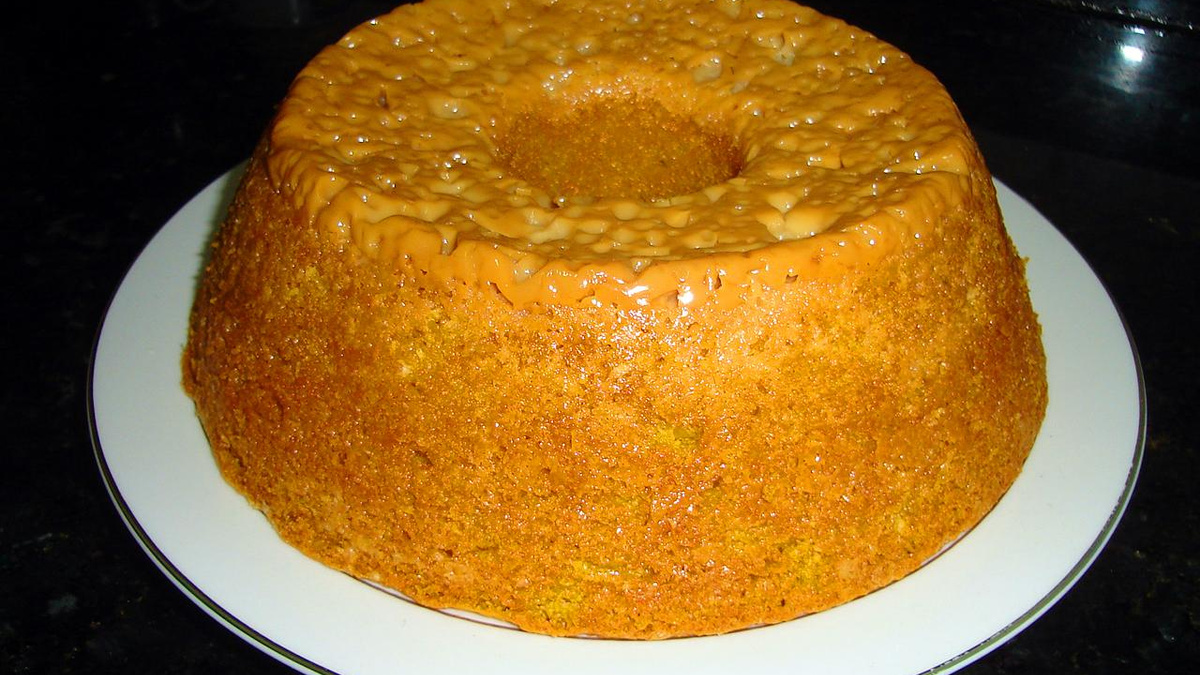 Bolo de cenoura e cobertura de leite condensado cozido com coco
