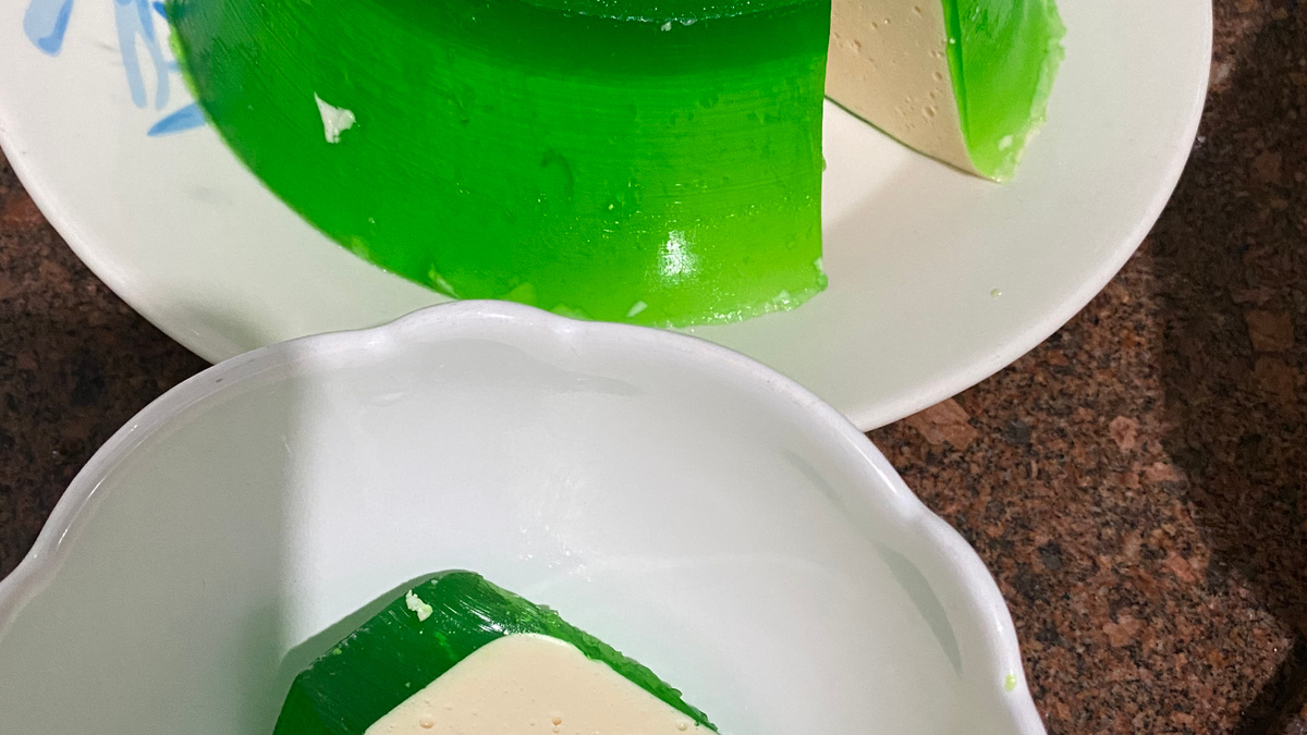 Gelatina recheada com mousse de limão