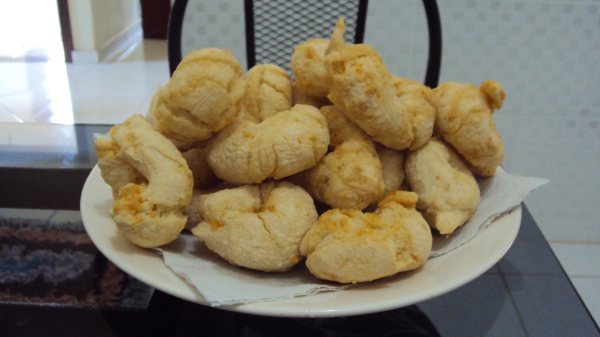 Biscoito de polvilho frito com queijo (não estoura ao fritar)