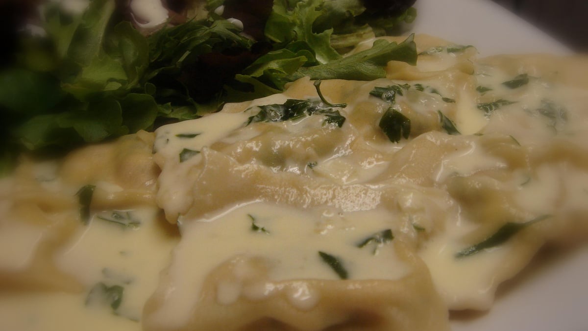 Ravioli com recheio de ricota, rúcula e tomate seco regado ao molho Alfredo