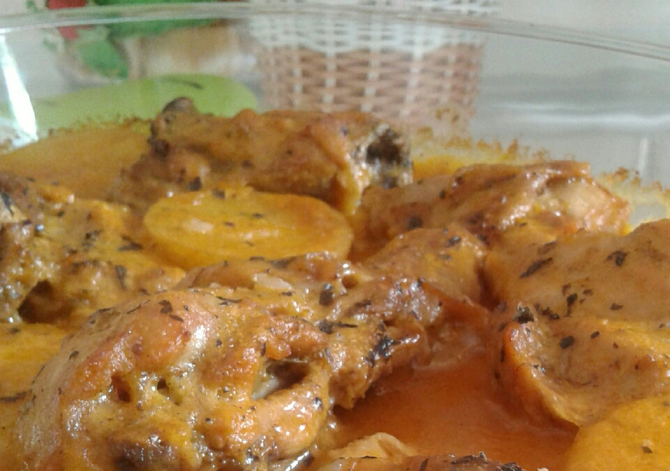 Frango ao forno com creme de cebola e batatas gratinadas