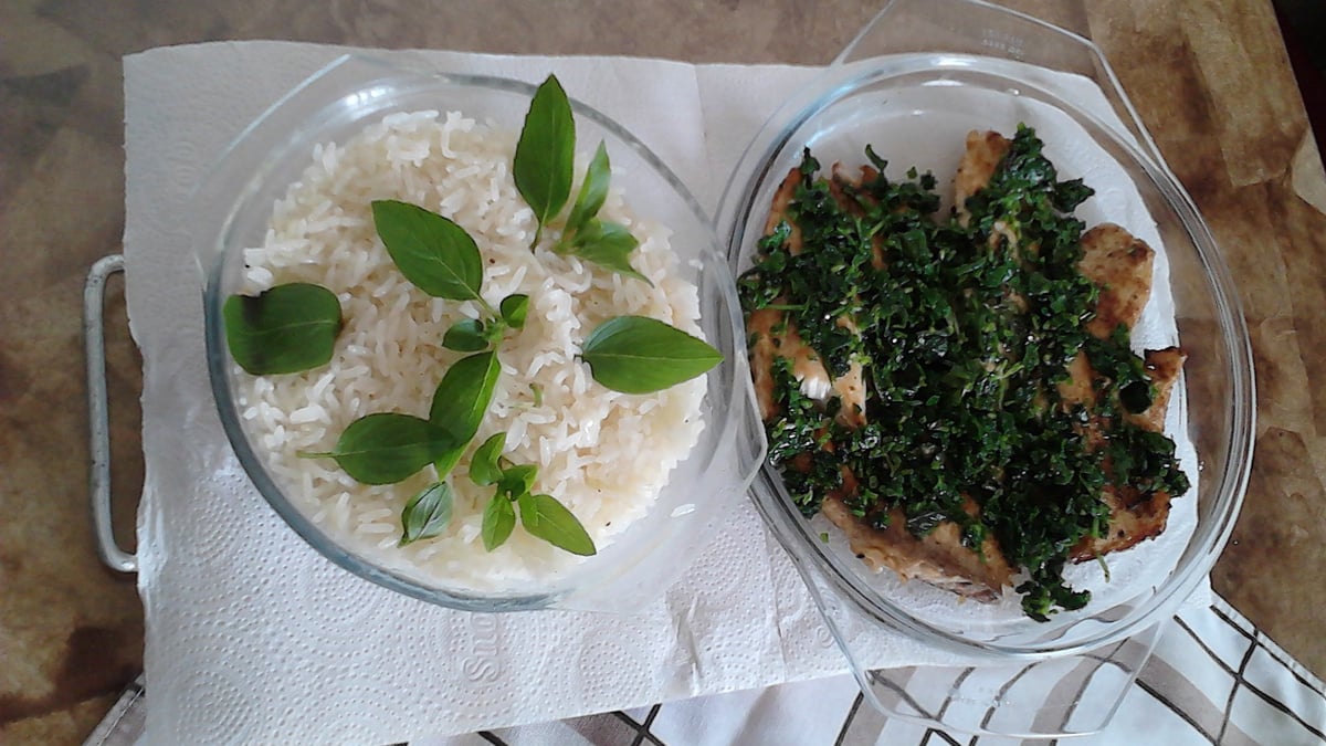 Filé de tilápia com ervas frescas