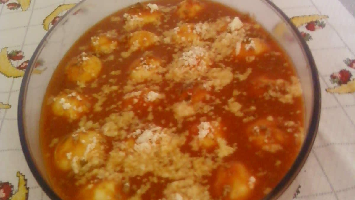 Nhoque com formato de bolinha (recheado com mussarela)