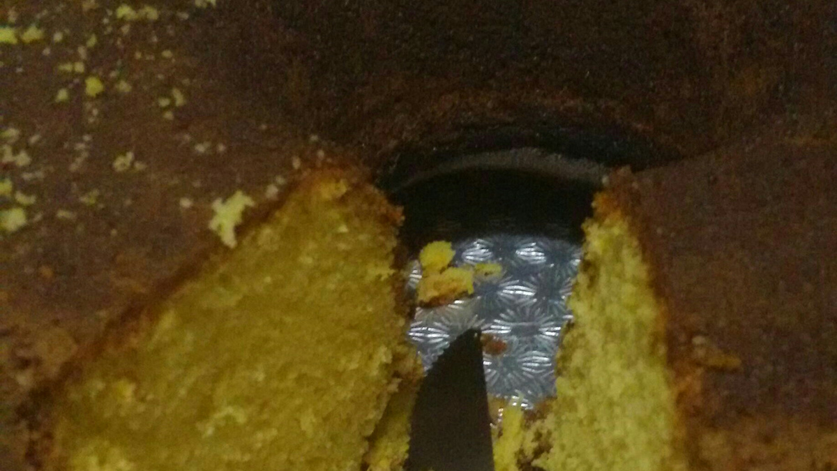 Bolo de fubá com suco de laranja