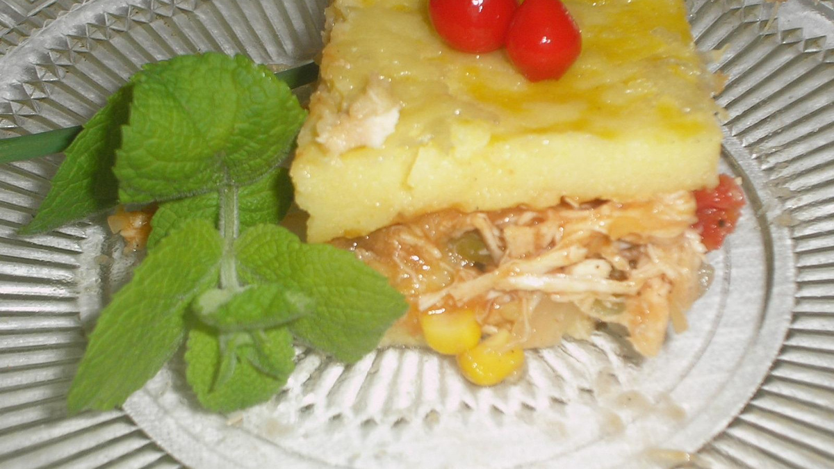 Polenta recheada com frango