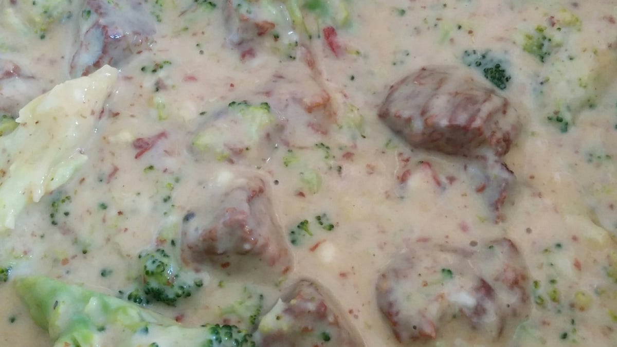 Carne de panela com molho branco e brócolis