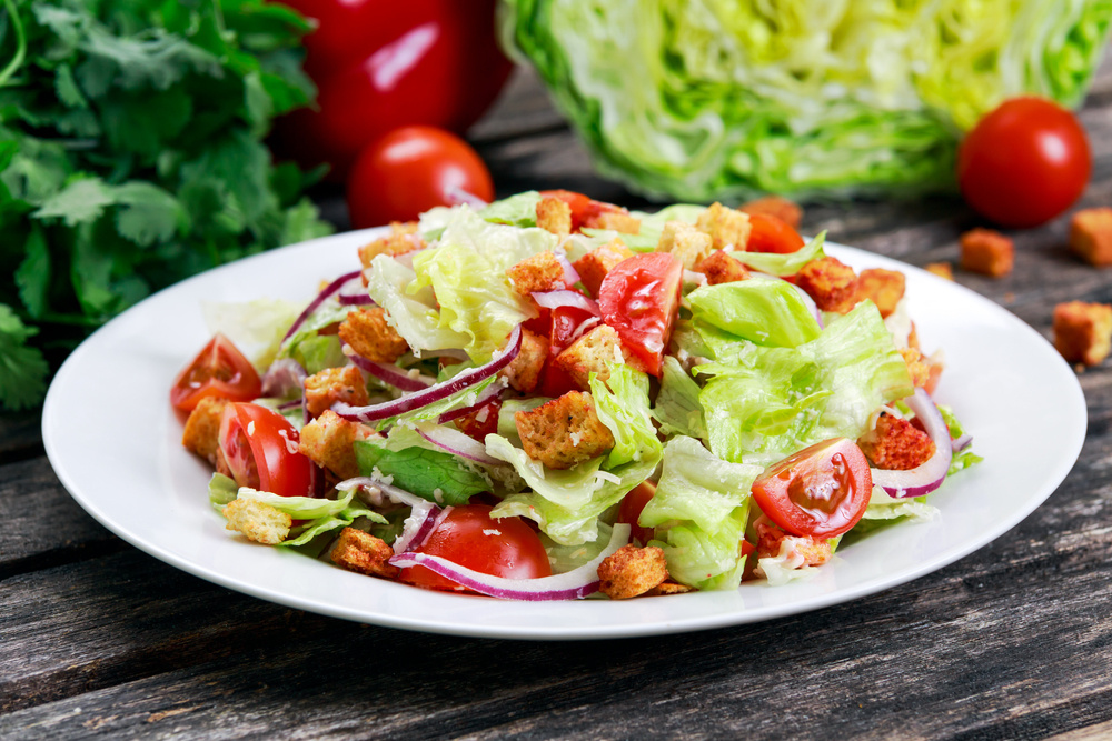 Salada comum com cubos de pão integral